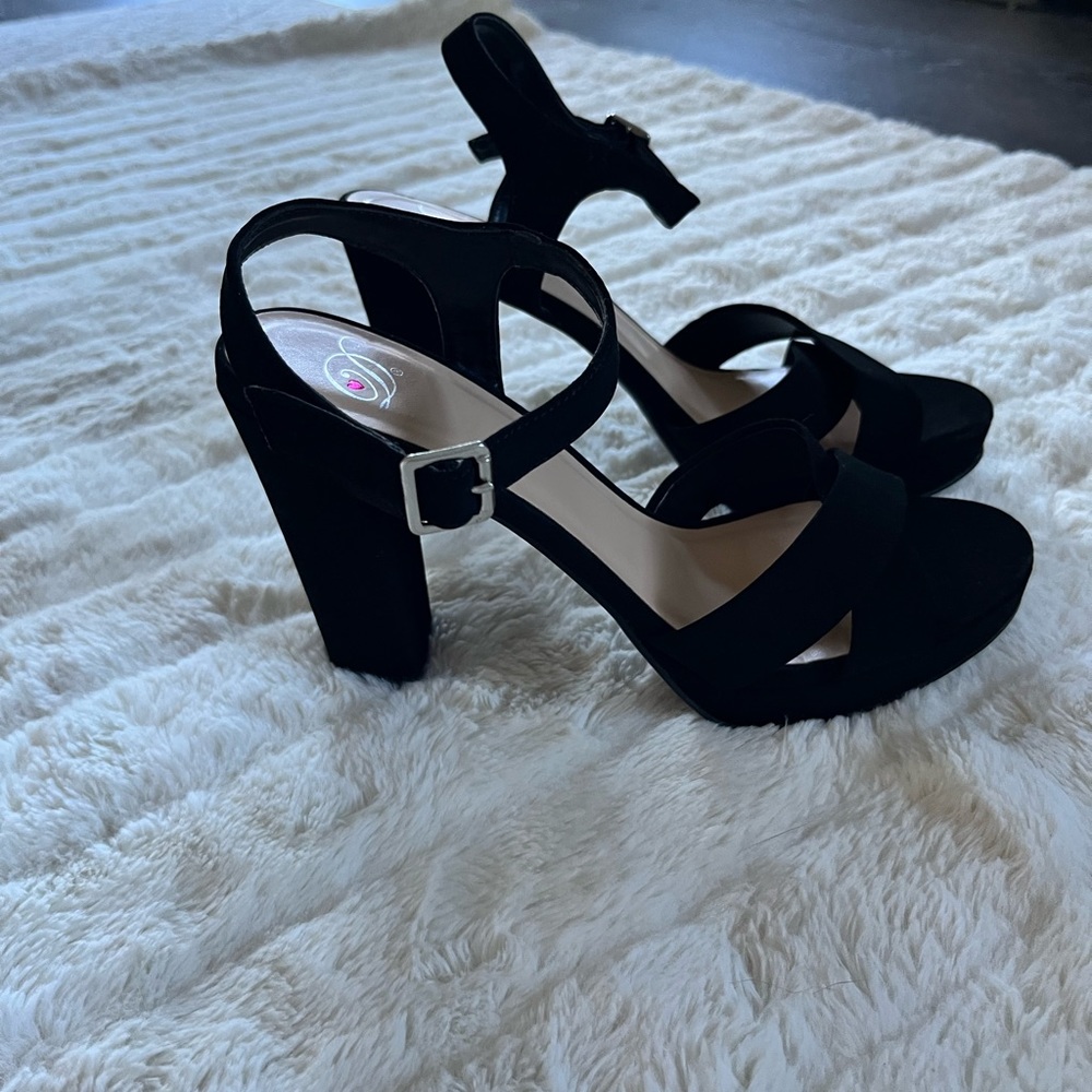 Womens Derek Heart black suede strappy heels 8.5